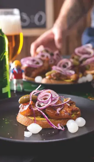 Bůček na chlebu s červenou cibulí