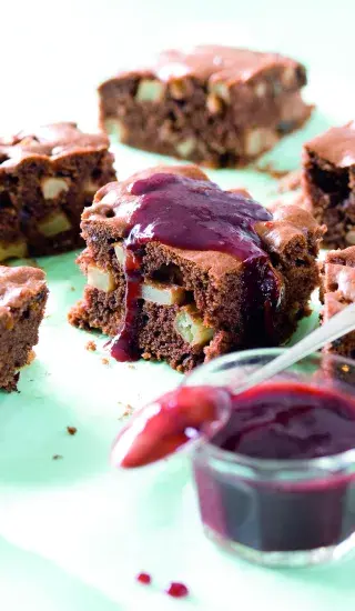 Perníková buchta s jablky a povidlovou omáčkou