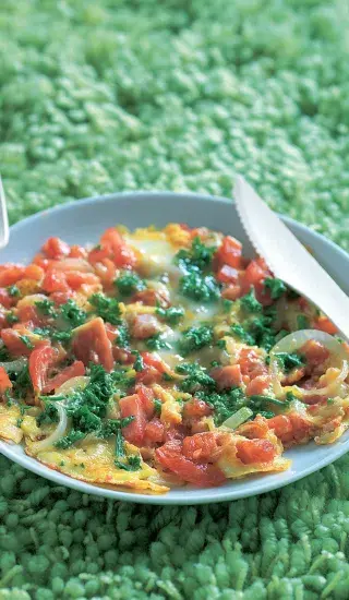 Bylinková omeleta s rajčaty