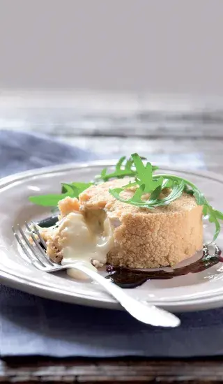 Camembert s omáčkou z černého rybízu