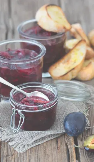 Sladkokyselé švestkové čatní se šalotkami na červeném víně
