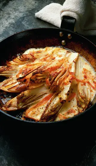 Opečená čekanka s rozpuštěným sýrem