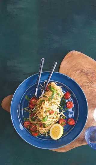 Celozrnné špagety s rajčátky, citronem a petrželkou