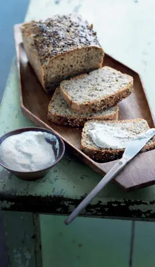 Celozrnný špaldový chléb se semínky