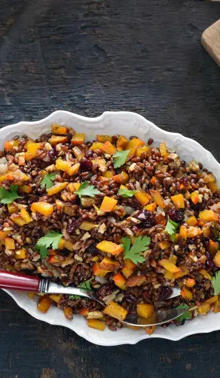 Červená pšenice s dýní, brusinkami a vlašskými ořechy