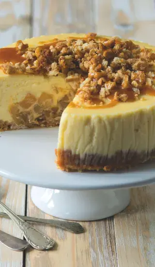 Cheesecake z Lučiny s jablky, drobenkou a karamelem