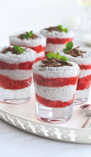 Kokosový chia pudink s čokoládou a jahodami