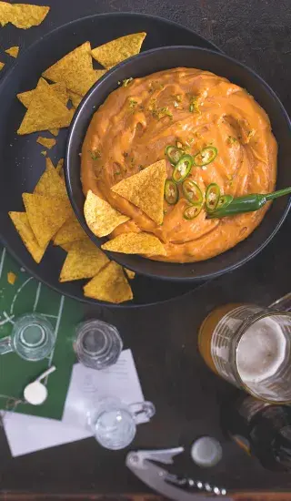 Chilli sýrový dip s tortillovými lupínky