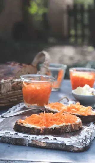 Chleba se zakysaným máslem a nakládanou mrkví