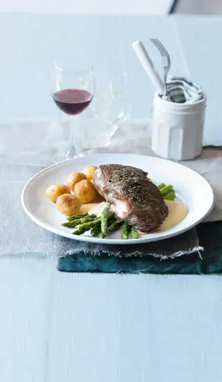 Steak s chřestem a holandskou omáčkou