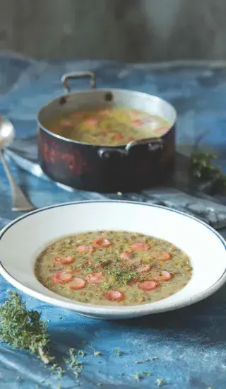 Čočková polévka s párkem a tymiánem