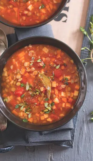 Čočková polévka se zimní zeleninou a rajčaty