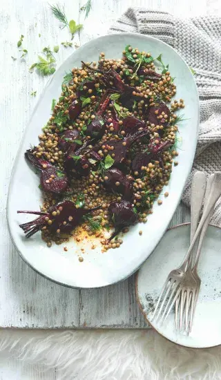 Čočkový salát s pečenou červenou řepou