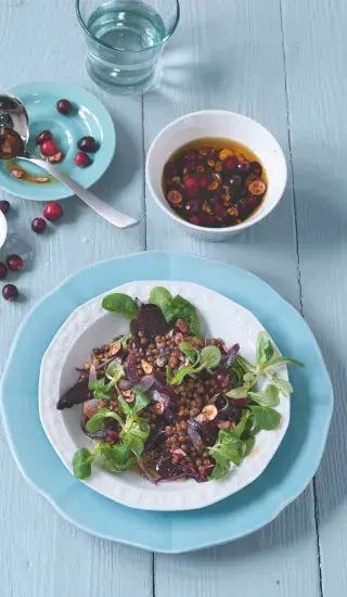 Křupavý salát s čočkou a brusinkami