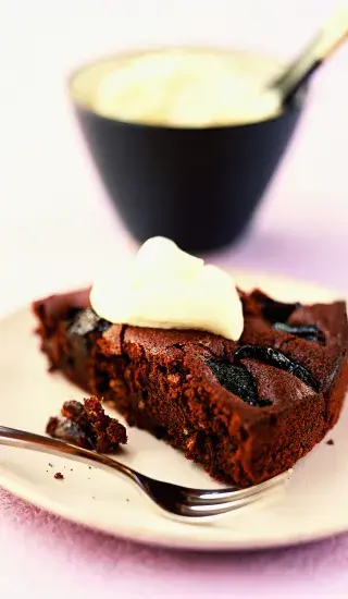 Čokoládový koláč se sušenými švestkami