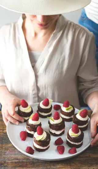 Čokoládové dortíky s limetkovým krémem a malinami