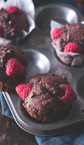 Čokoládové muffiny s malinami