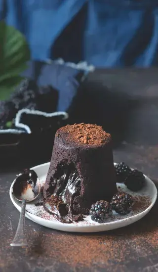 Čokoládový fondán s ostružinami