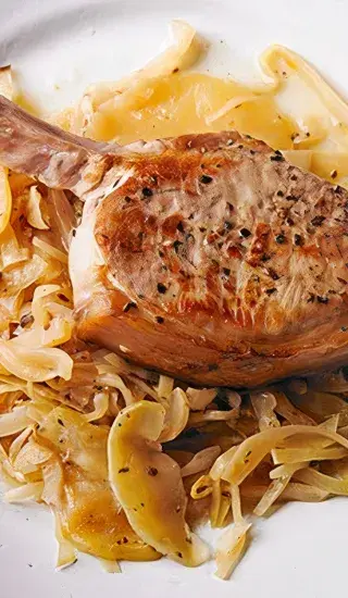 Vepřové kotlety s dušeným zelím a jablky