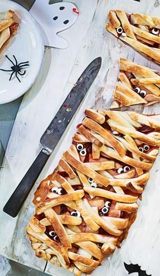 Halloweenský jablečno-jahodový koláč