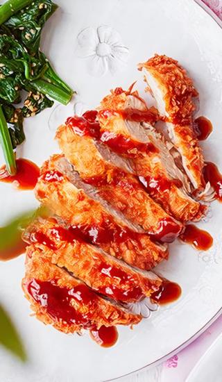 Japonské vepřové Tonkatsu podávané na talíři se zeleninou