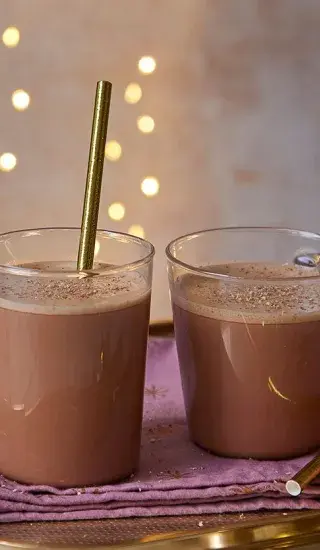 Dvě sklenice čokoládového vaječného likéru