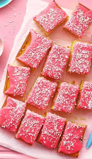 Tottenham dort s růžovou polevou nakrájený na čtverce