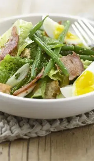 Salát s vejci, slaninou a fazolkami