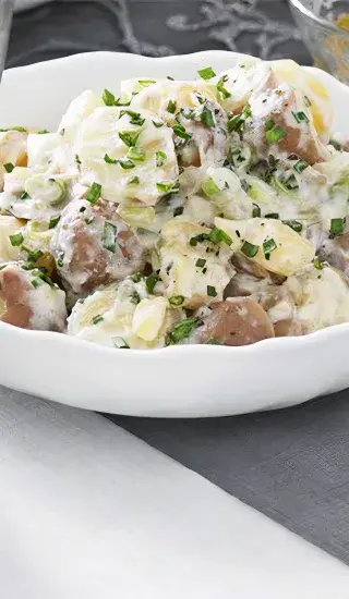 Červené brambory s křenem a crème fraîche