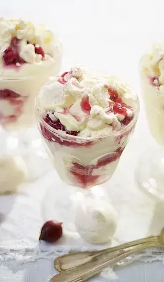 Angreštový Eton mess s bezinkovým krémem