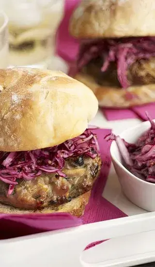 Vepřové burgery s jablky a nakládaným červeným zelím