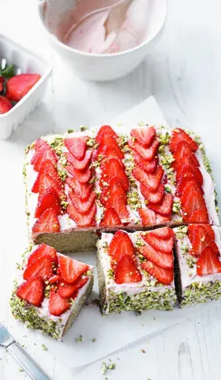 Jahodový koláč na plech s pistáciemi