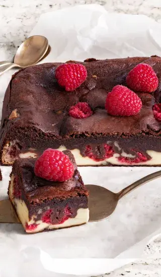 Cheesecake brownies s malinami