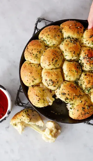 Česnekové bochánky se sýrem