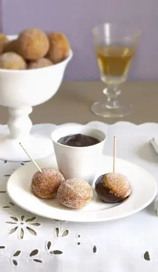 Skořicové minikoblihy s čokoládovou omáčkou