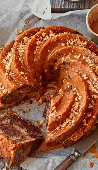 Banánovo-čokoládová bábovka s karamelovou polevou a arašídy