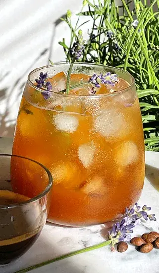 Levandulové espresso tonic