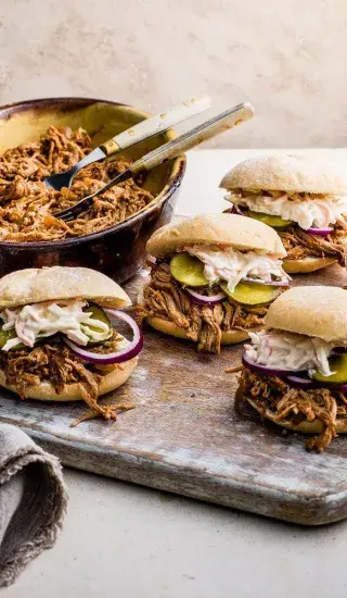 Trhané vepřové z pomalého hrnce v houskách s nakládanou zeleninou a salátem