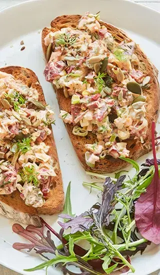 Chlebíčky s vajíčkovou pomazánkou s červenou řepou