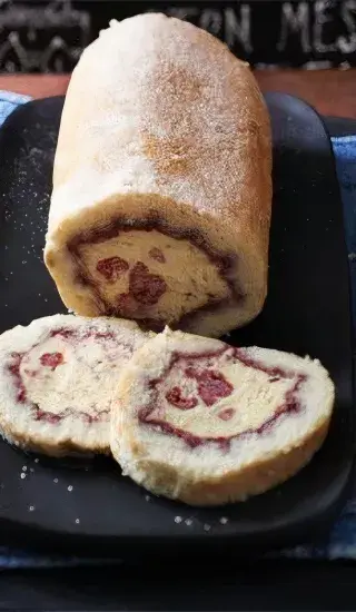 Zmzlinová roláda s malinami