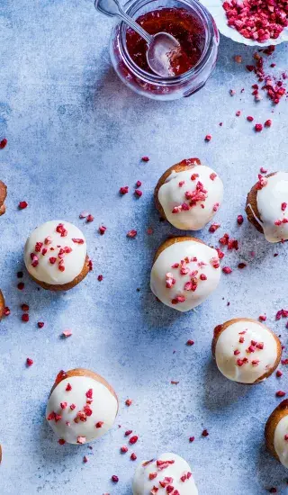 Jahodové koblihy s bílou čokoládou