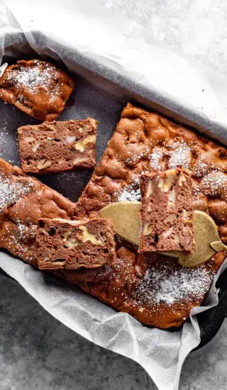 Kakaová buchta s jablky a ořechy