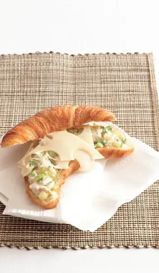 Croissant s kuřecím salátem