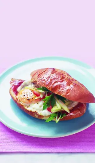 Žemle s vejci, pršutem a zeleninou