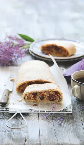 Jablkový štrúdl z jogurtového těsta 