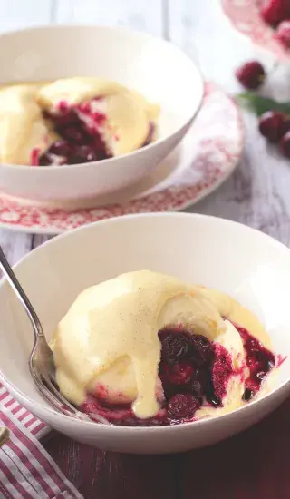 Dampfnudeln s višněmi a vanilkovou omáčkou