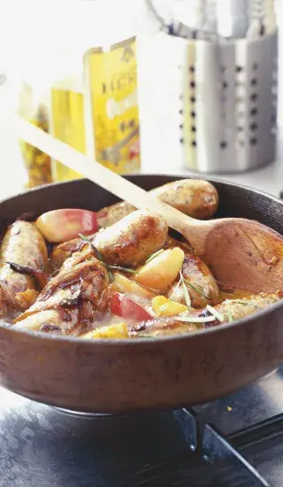 Klobásy v hořčičné omáčce s jablky