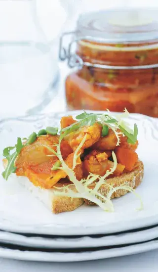 Domácí 'giardiniera' s bruschettou