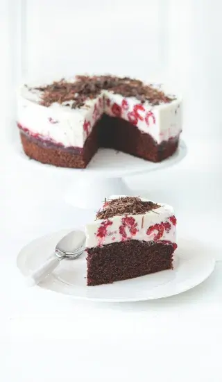 Svěží dort bez mouky s malinami a tvarohem