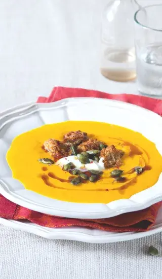 Dýňová polévka s krutony a smetanou